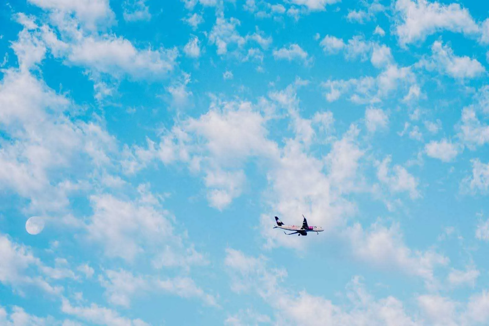 Random plane, it looks bright because it was walking back from the square and already at like 7:30am Random plane, it looks bright because it was walking back from the square and already at like 7:30am